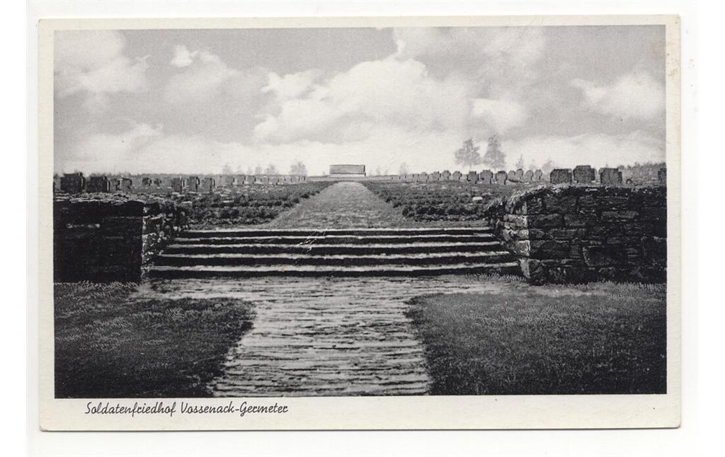 Bild 4: Kriegsgräberstätte Vossenack vor 1957 mit breitem Treppenaufgang zum Gräberfeld und dem 'Sarkophag' im Hintergrund.