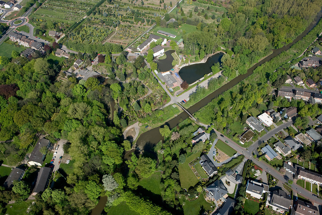Luftbild der Erft (unten) mit Zievericher Mühle und Mühlenteich (oben) und Angelpark (Mitte), Bergheim (2009)