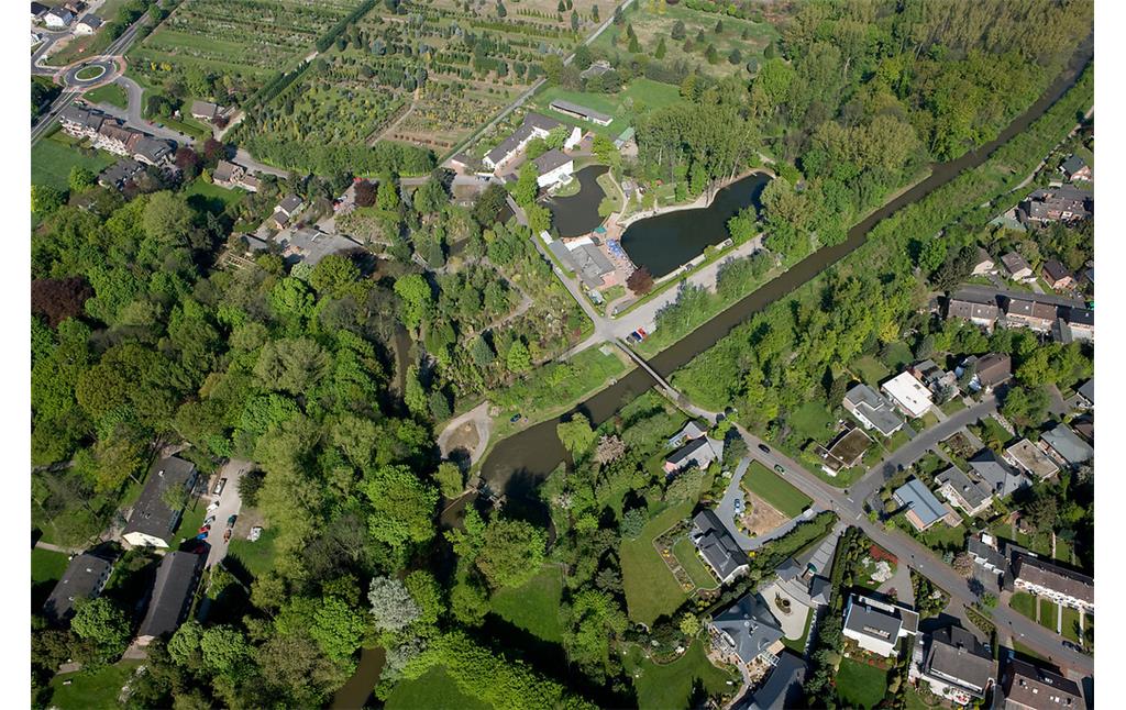 Luftbild der Erft (unten) mit Zievericher Mühle und Mühlenteich (oben) und Angelpark (Mitte), Bergheim (2009)