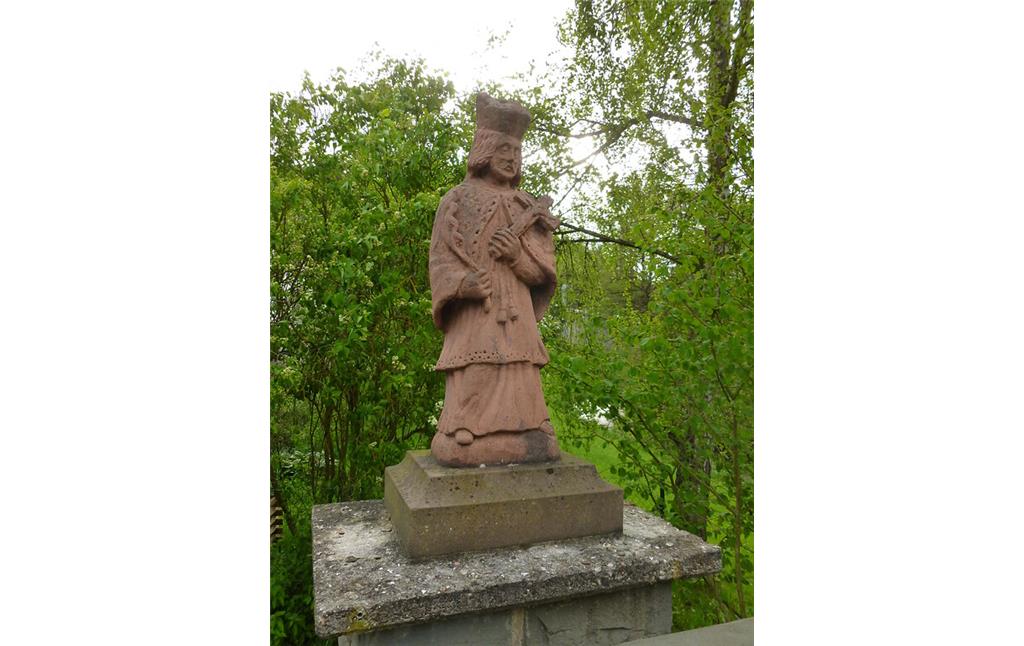 Skulptur des St. Nepomuk auf der Ahrbrücke in Ahrhütte (2014)
