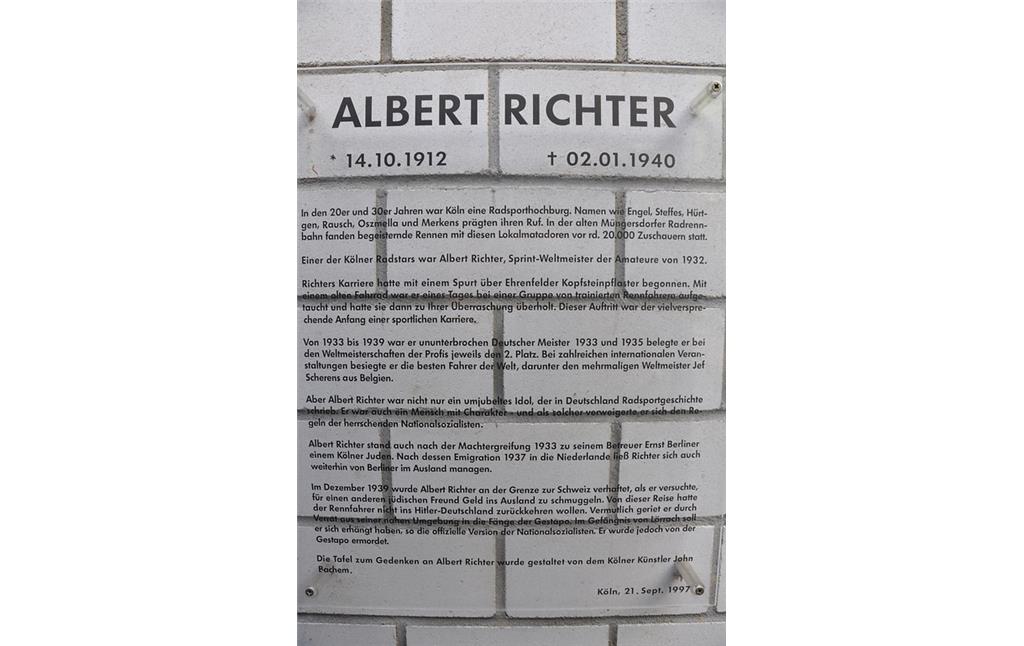 Gedenktafel an der Albert-Richter-Bahn