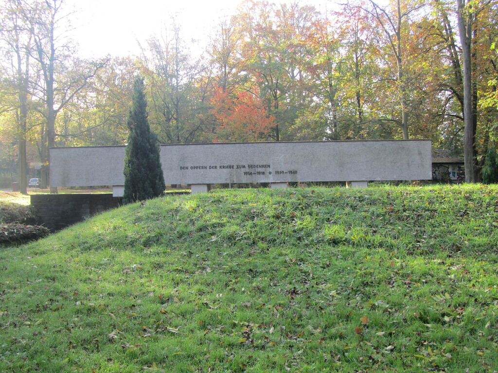 Ehrenmal für die Opfer beider Weltkriege im Stadtpark Rheinbach (2014)