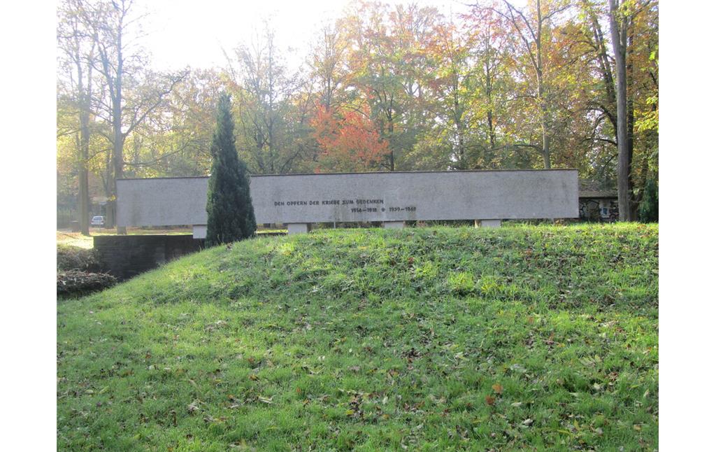 Ehrenmal für die Opfer beider Weltkriege im Stadtpark Rheinbach (2014)