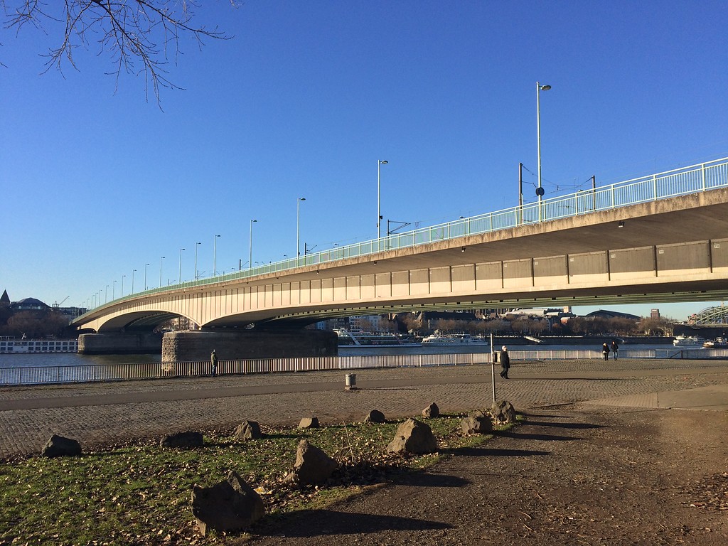Blick auf die Deutzer Brücke in Köln (2016)