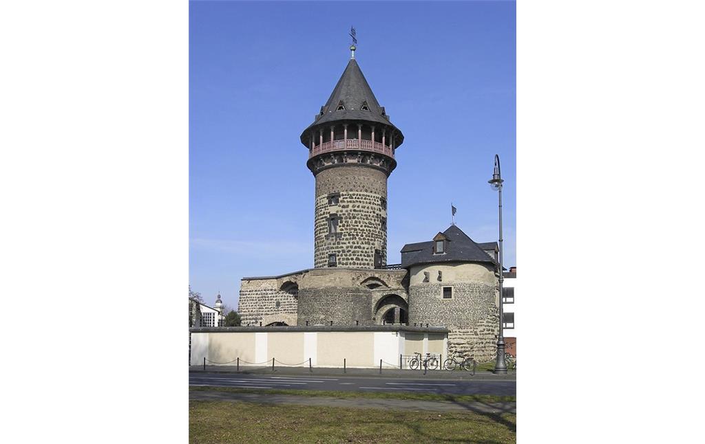 Die Ulrepforte in Köln - eines der wenigen erhaltenen Bestandteile der mittelalterlichen Stadtmauer (2005).