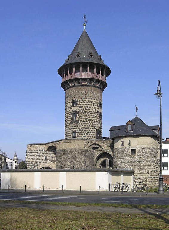 Die Ulrepforte in Köln - eines der wenigen erhaltenen Bestandteile der mittelalterlichen Stadtmauer (2005).