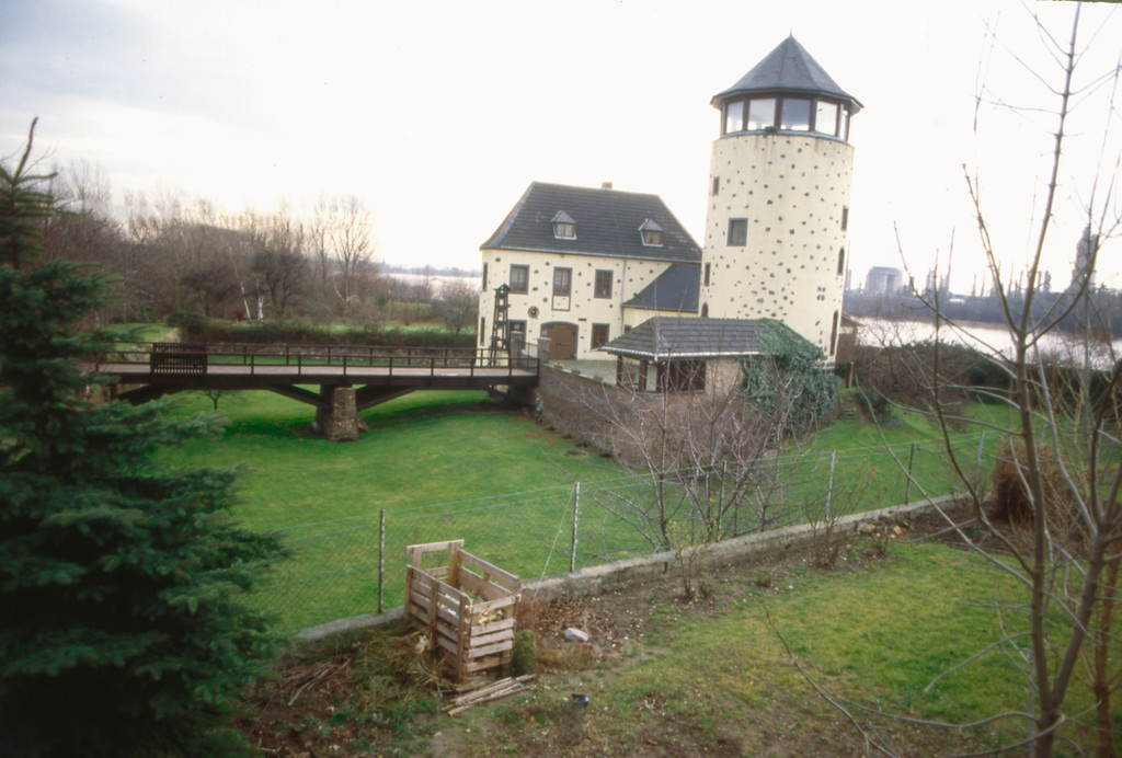 Hauptburg und Burggraben von Nordwesten (1987)