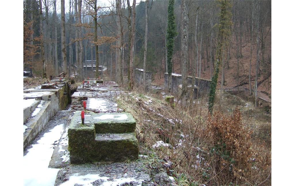 Ausgrabung freigelegter Relikte des Kesselhauses. Im Hintergrund sind weitere Gebäude der Pulvermühle zu sehen (2013)