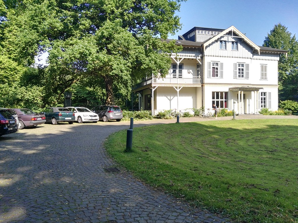 Ansicht der Villa Wuppermann mit Auffahrt