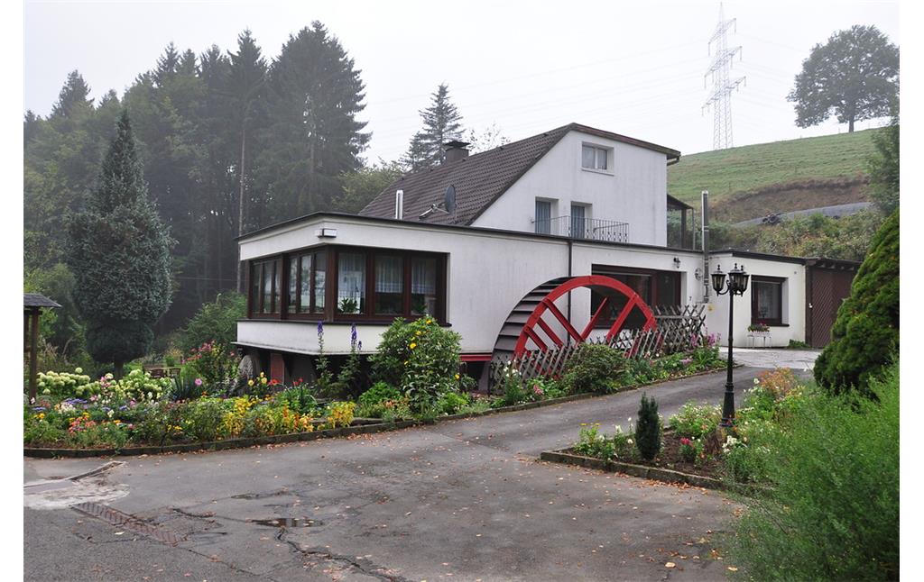 Wohnhaus und Wasserrad der ehemaligen Getreidemühle in Vordermühle (2013)