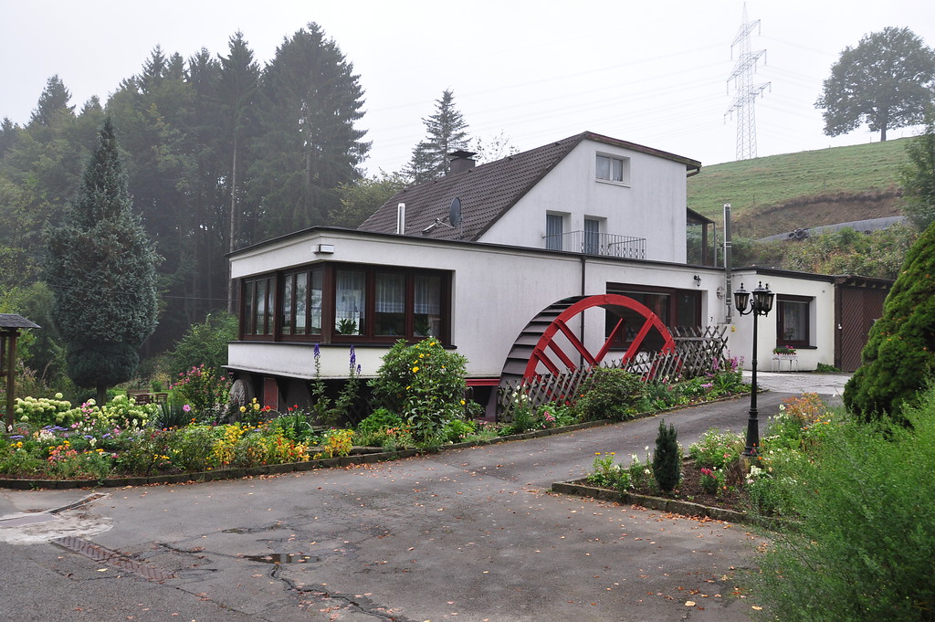 Wohnhaus und Wasserrad der ehemaligen Getreidemühle in Vordermühle (2013)