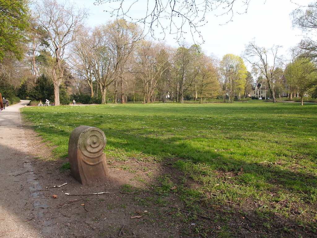 Rasenfläche im Südpark mit einem Hinweisstein auf einen nicht mehr existenten Spielplatz (2007).