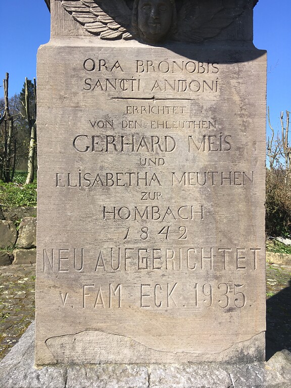 Inschrift des Wegekreuzes Unterhombach (2020)