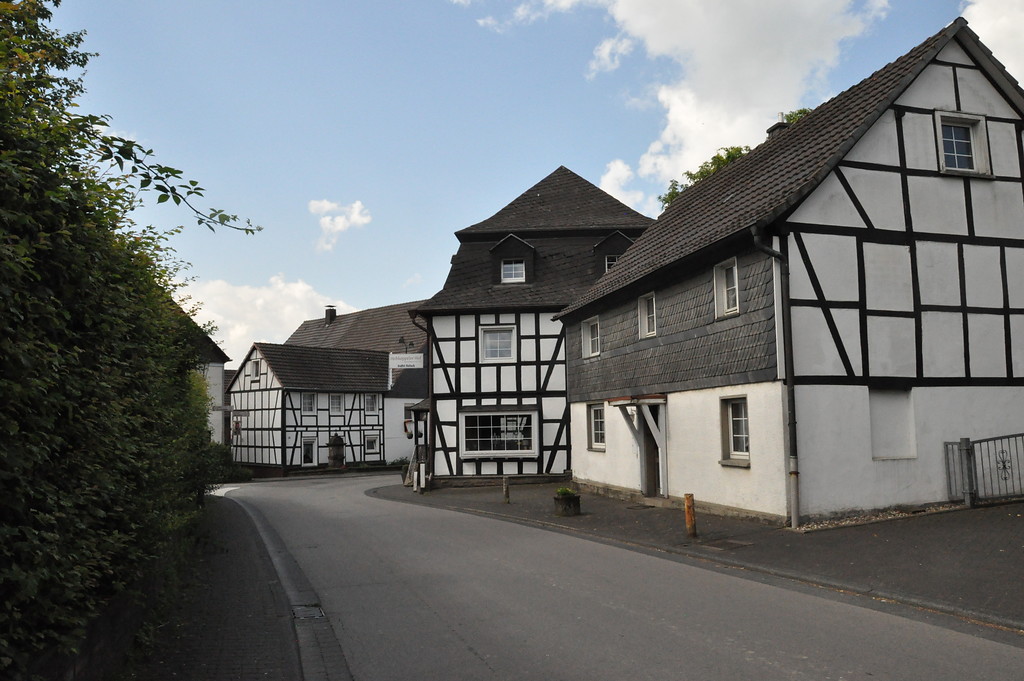Historischer Ortskern: Blick von der Straße "Am Burghof" auf den Hohkeppler Hof (2014)