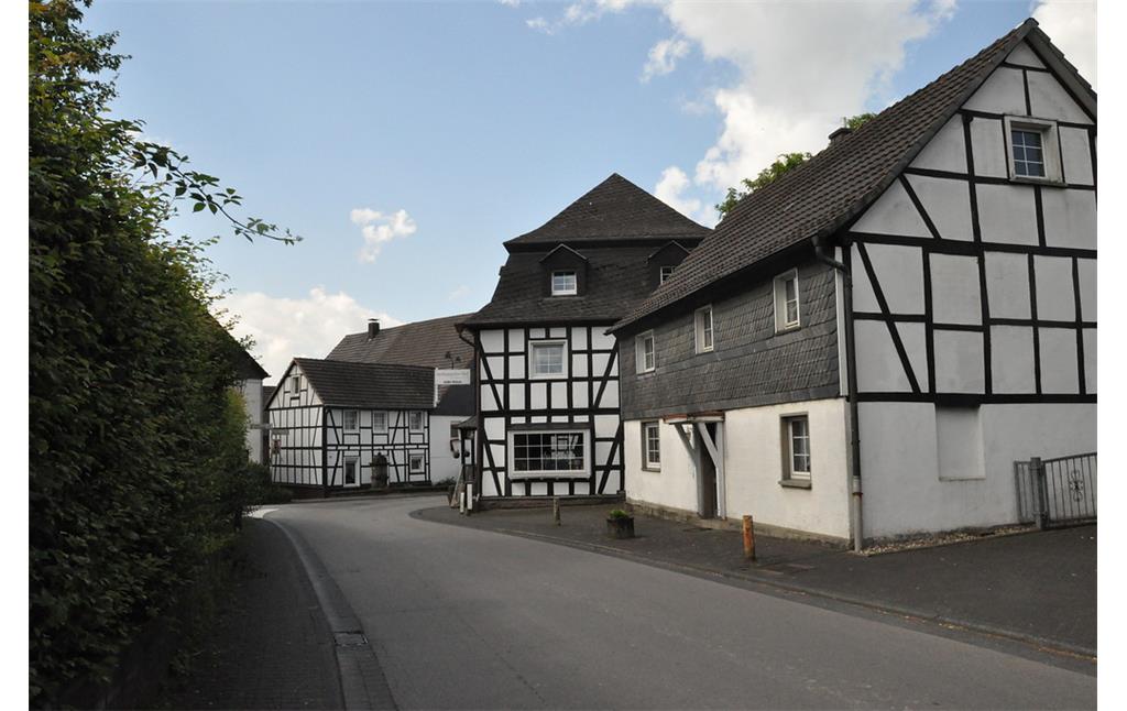 Historischer Ortskern: Blick von der Straße "Am Burghof" auf den Hohkeppler Hof (2014)