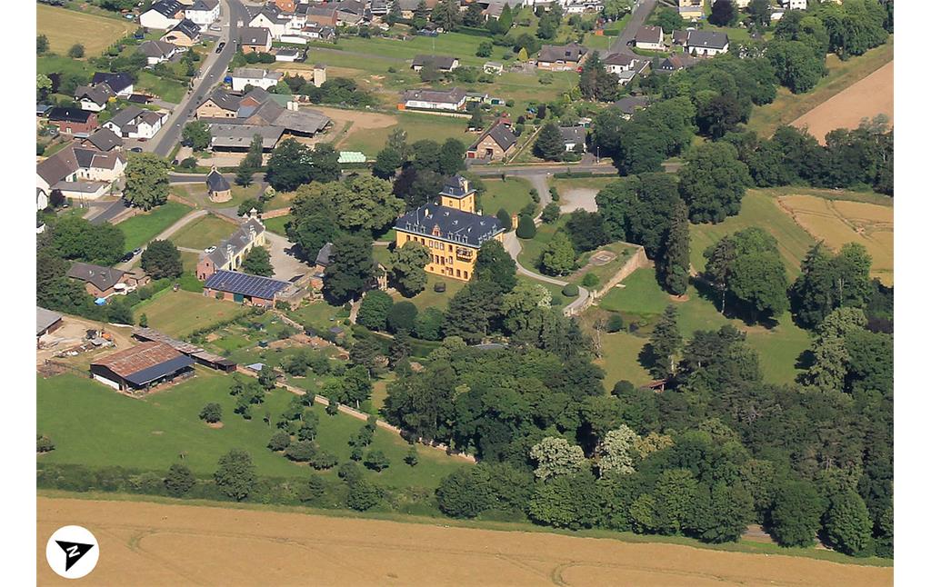 Luftbildaufnahme von Schloss Wachendorf mit Nordpfeil (2018)
