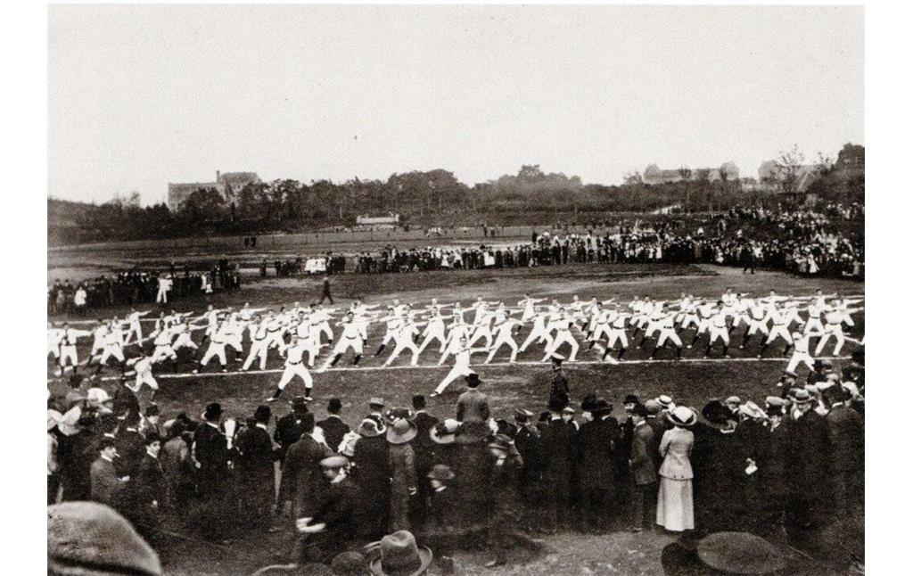 Historische Aufnahme von den Jugendspielen 1912 auf dem Jahn-Sportplatz (auch Jahnplatz, Kölnplatz oder "Kölle-Platz") in der Bonner Nordstadt.