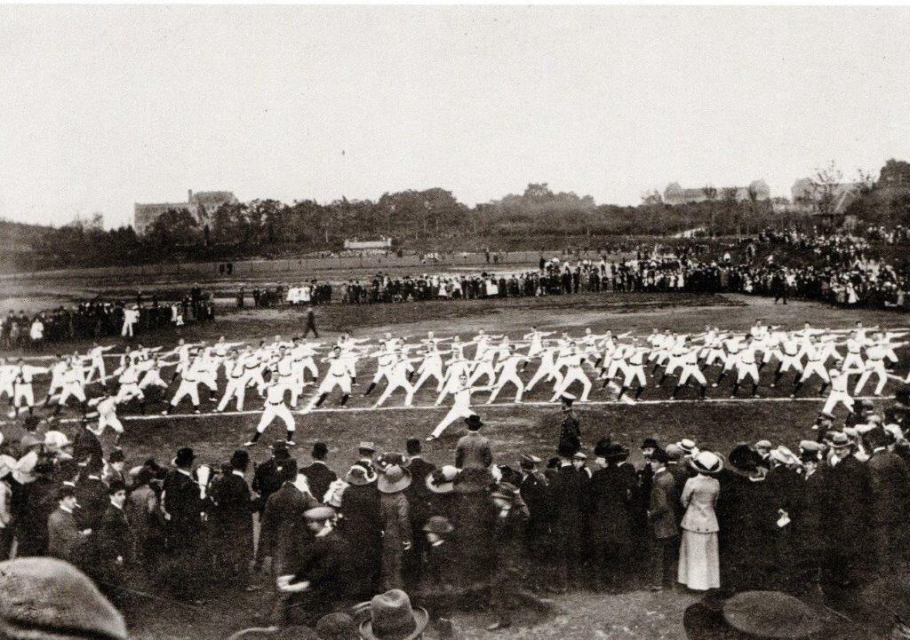 Historische Aufnahme von den Jugendspielen 1912 auf dem Jahn-Sportplatz (auch Jahnplatz, Kölnplatz oder "Kölle-Platz") in der Bonner Nordstadt.