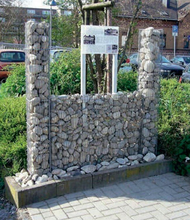 Die Gedenktafel an die Judendeportationen 1938 an ihrem ersten Standplatz zwischen 2008 und 2019 am Bahnhofsvorplatz in Frechen-Königsdorf.