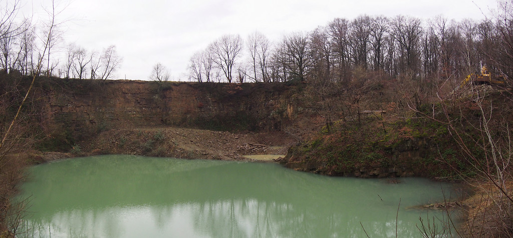 Abbaukessel des heutigen Bruchs mit See im Steinbruch Hinterrübach 2. (2018)
