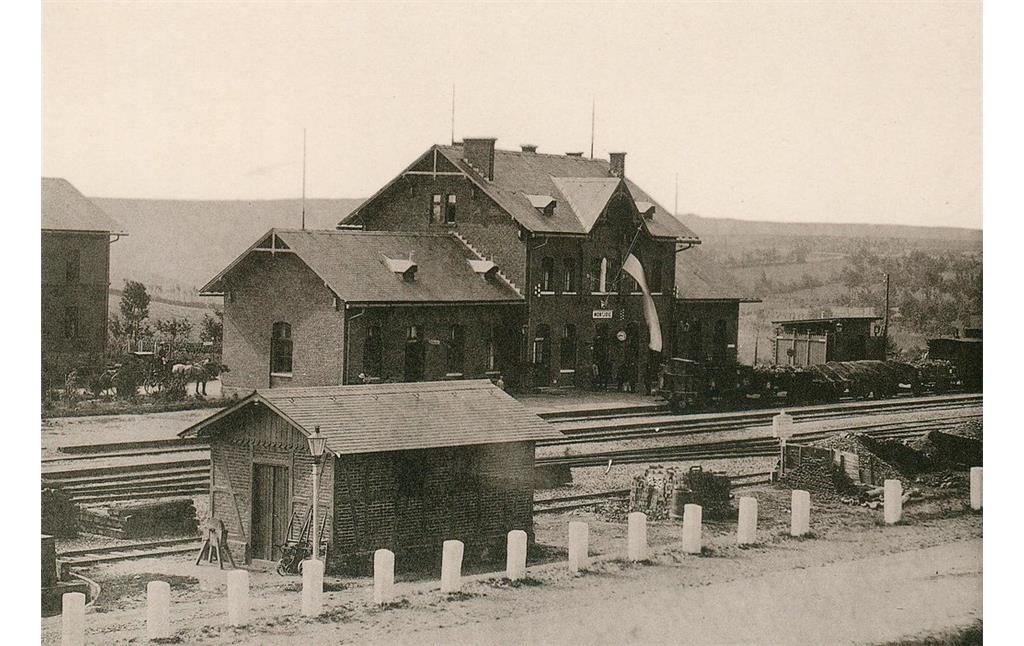 Der Monschauer Bahnhof (1885). Das Empfangsgebäude mit angebautem Güterschuppen wurde nach Plänen der Königlich Preußischen Staatsbahn errichtet. Im Gebäude befanden sich neben dem Schalterraum ein Büro der Reichspost, ein Telegrafenamt sowie eine Bahnhofsgastronomie.