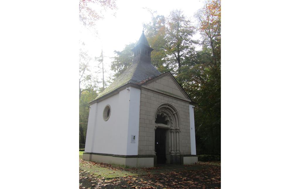 Haupteingang der Waldkapelle im Rheinbacher Stadtwald (2014)