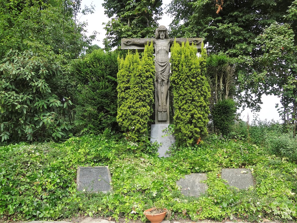 Historischer Friedhof in der Parkanlage des ehemaligen Klosters St. Bernardin in Sonsbeck-Hamb (2017)