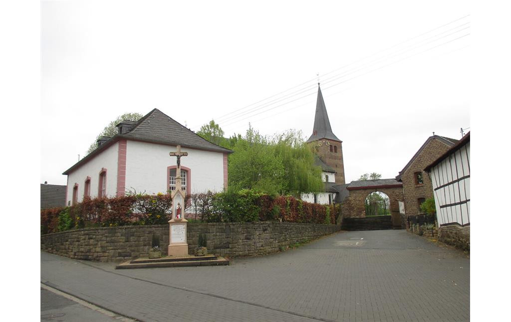 Spanischer Platz mit Spanischem Rathaus, Wegekreuz und katholischer Pfarrkirche Sankt Pankratius in Lommersum (2015)
