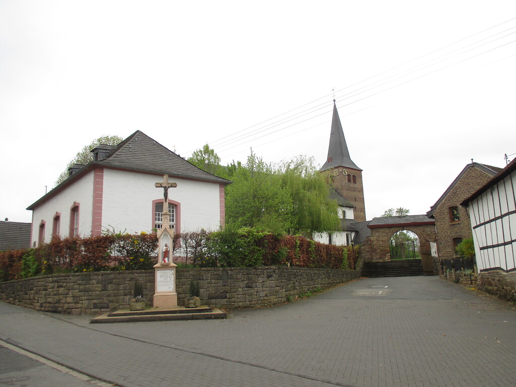 Spanischer Platz mit Spanischem Rathaus, Wegekreuz und katholischer Pfarrkirche Sankt Pankratius in Lommersum (2015)