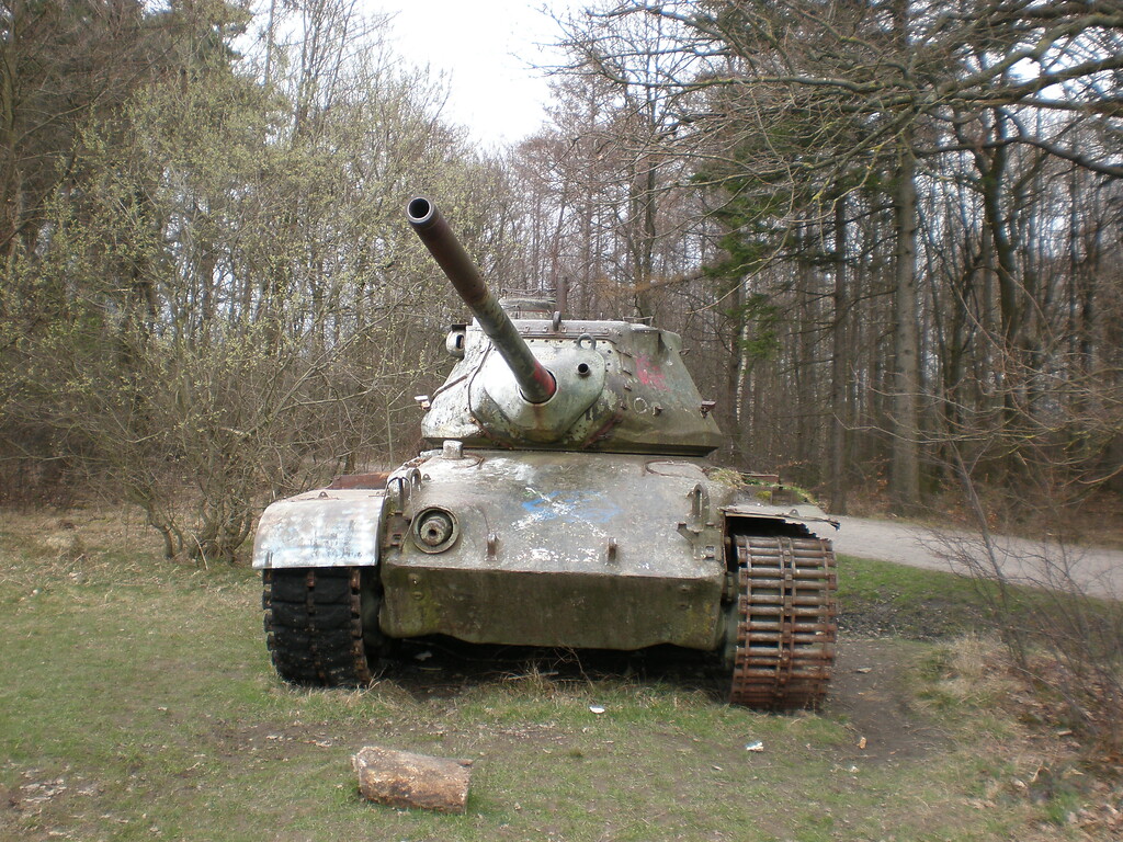 Ein Panzerwrack, welches zu Übungszwecken von den auf dem Standortübungsplatz Brander Wald zwischen Aachen-Brand und Stolberg-Münsterbusch stationierten Streitkräften aufgestellt wurde (2011).
