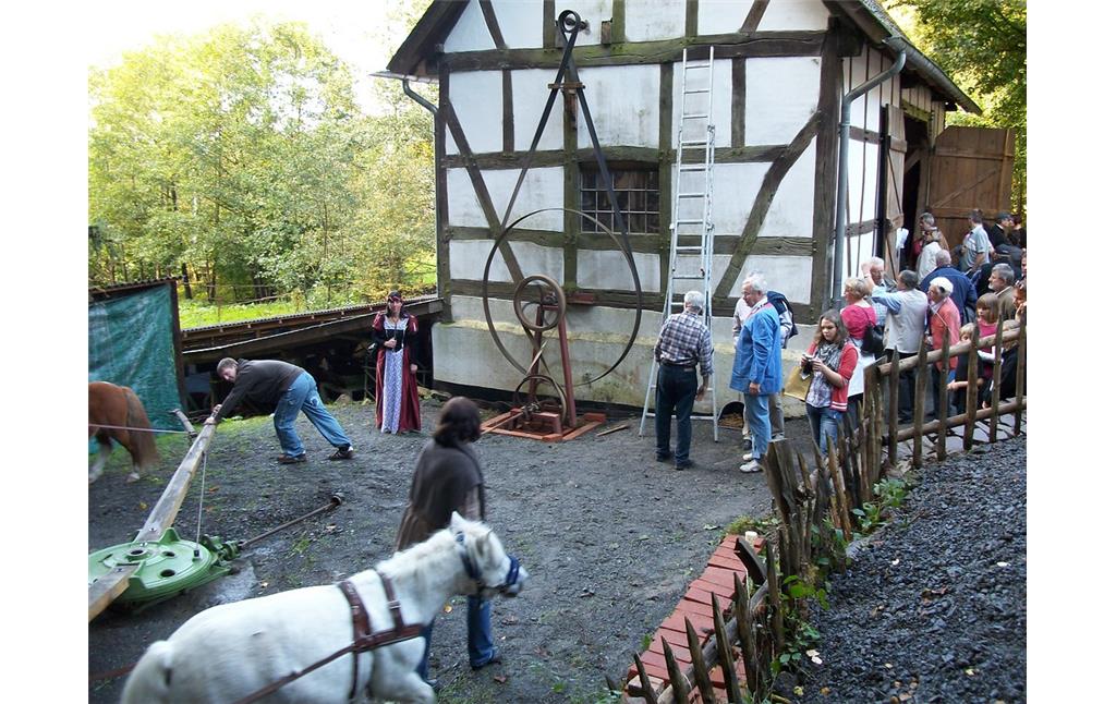 Der Außenantrieb der rekonstruierten Göpelmühle in einer Scheune am Heimatmuseum in Windeck-Dattenfeld (2017).