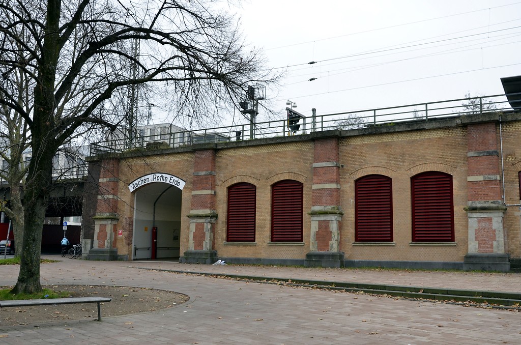 Empfangsgebäude des Bahnhofs Rothe Erde in Aachen (2014), Zugang Beverstraße