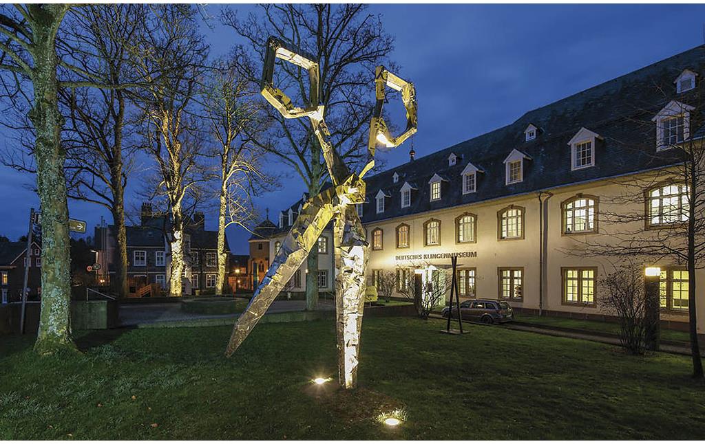 Skulptur "Der Schritt" (Armin Sharon) und das Deutsche Klingenmuseum in Solingen-Gräfrath (2018)