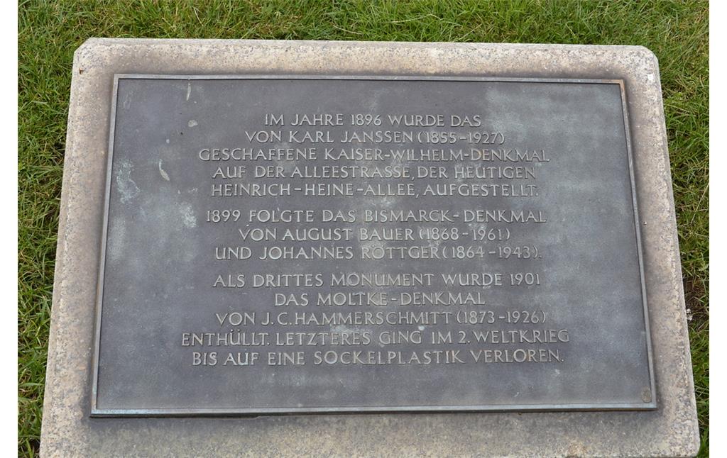 Hinweistafel vor dem Kaiser-Wilhelm-Denkmal in Düsseldorf (2014).