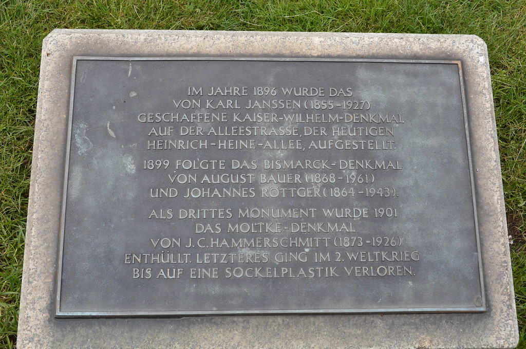 Hinweistafel vor dem Kaiser-Wilhelm-Denkmal in Düsseldorf (2014).