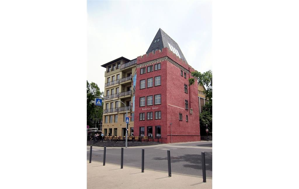 Gotischen Wohnturm "Deutscher Kaiser" in der Kastorstraße in Koblenz (heute Wohnhaus und Gaststätte) im Jahr 2014