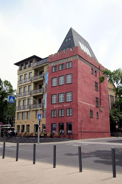 Gotischen Wohnturm "Deutscher Kaiser" in der Kastorstraße in Koblenz (heute Wohnhaus und Gaststätte) im Jahr 2014
