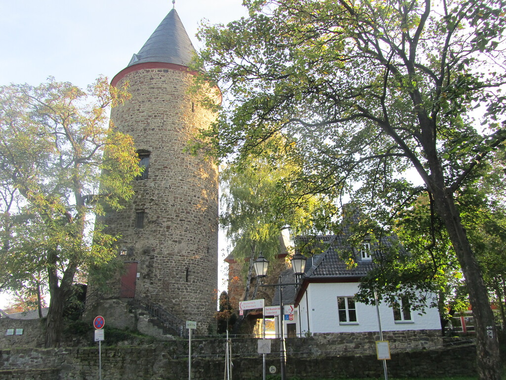 Hexenturm mit Burg- und Stadtmauer der Rheinbacher Burg (2014)