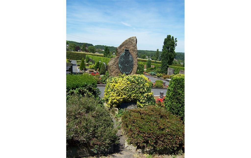 Grabstätte für Peter Staffel, Opfer der Separatistenkämpfe im Siebengebirge, auf dem Friedhof Eudenbach (2009)