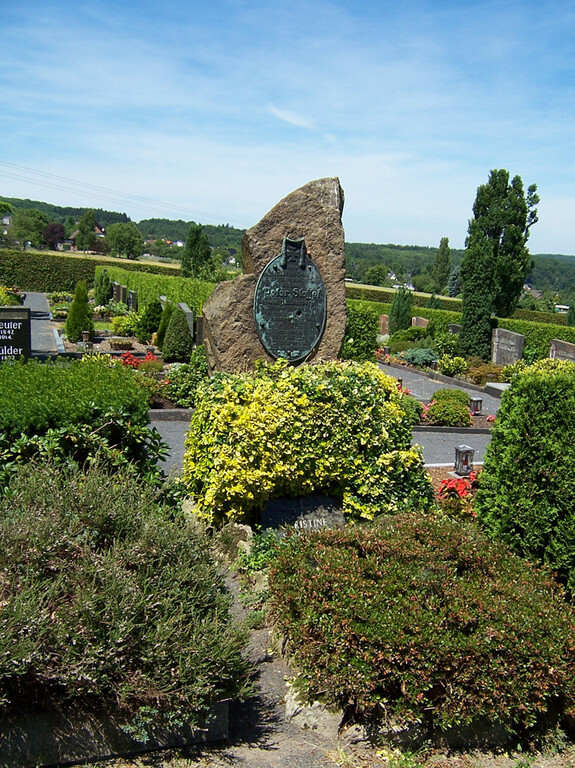 Grabstätte für Peter Staffel, Opfer der Separatistenkämpfe im Siebengebirge, auf dem Friedhof Eudenbach (2009)