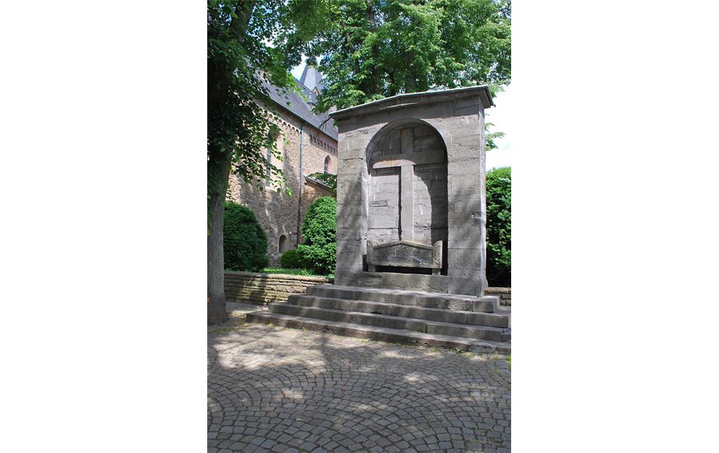 Gedenkstätte am Kloster Saarn mit Inschrift, die auf das darunter befindliche Grab der letzten Äbtissin des Klosters hinweist. Sie starb am 29.4.1822. Die Aufnahme stammt von 2015.