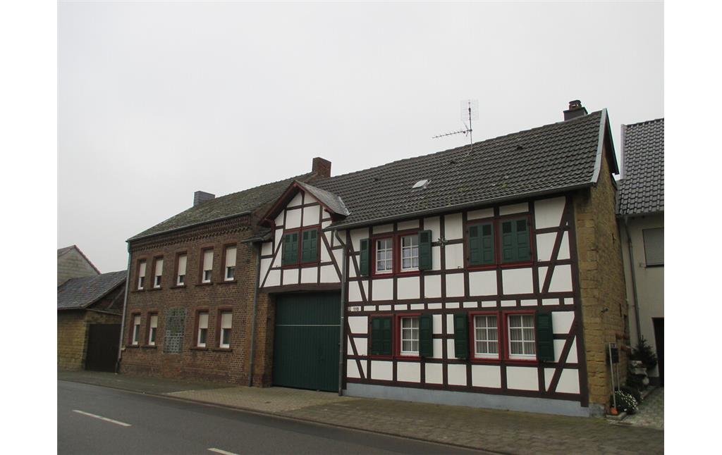 Traufständiges Fachwerkhaus aus dem 19. Jahrhundert in Bürvenich (2014)