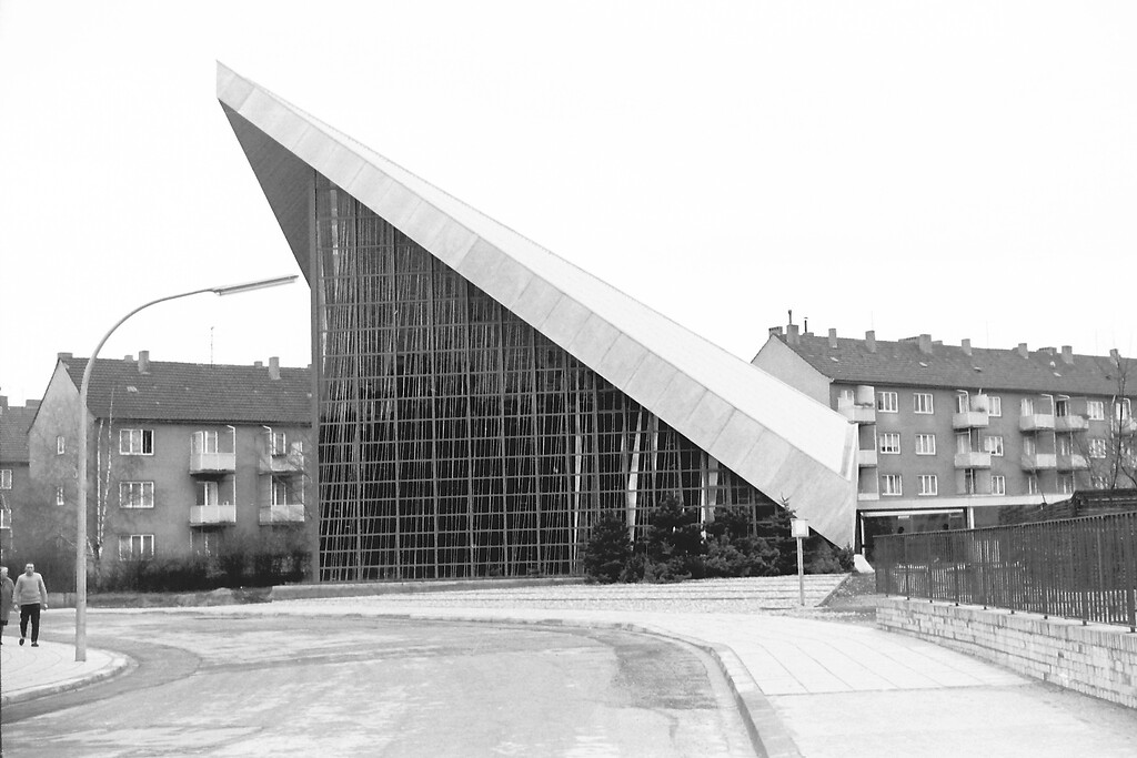 Zeitgenössische Aufnahme des 1965 neu erbauten Gebäudes der evangelischen Stephanuskirche in Köln-Riehl.
