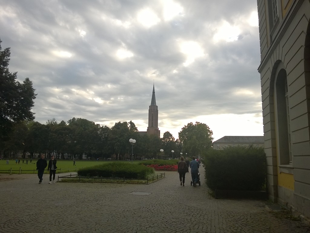 Kreuzkirche in Bonn  vom ehemaligen kurfürstlichen Schloss aus gesehen (2014)