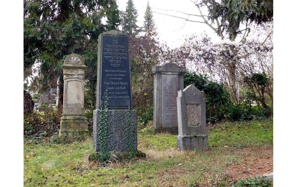 Grabstätten auf dem neuen jüdischen Friedhof Sinzig, einem Teil des Kommualfriedhofs (2015).