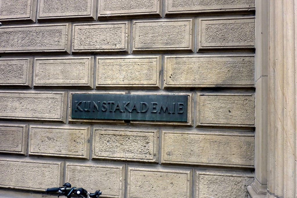 Schild "Kunstakademie" links neben der Eingangstür zur Kunstakademie in Düsseldorf
