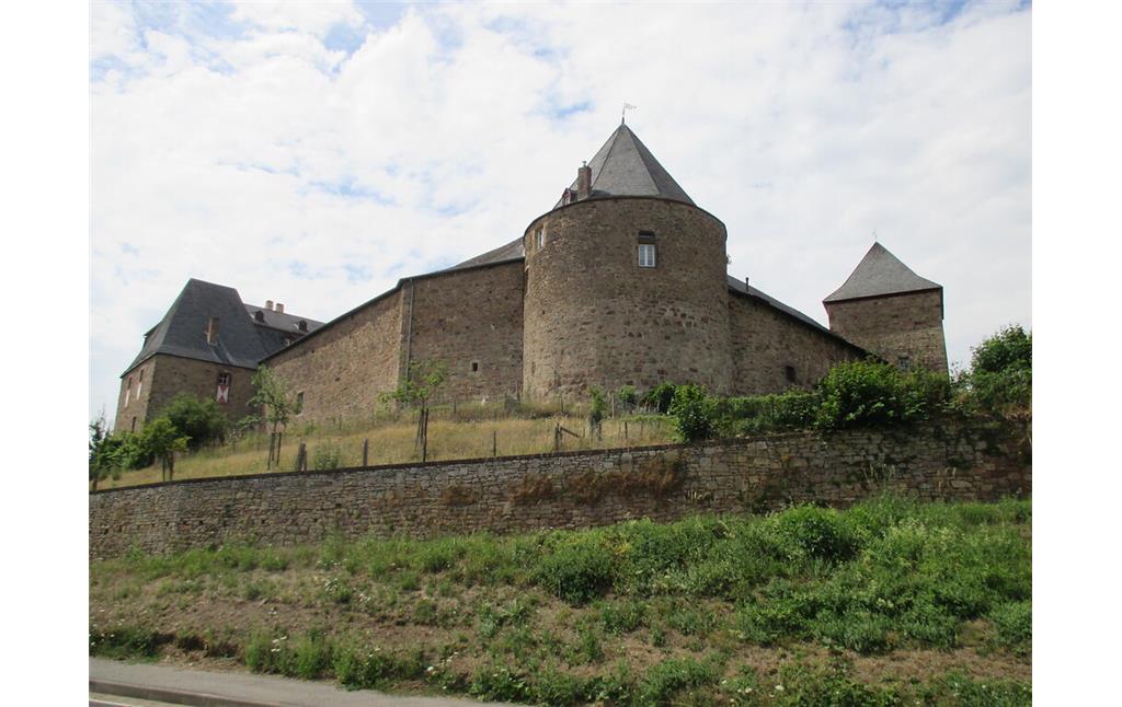 Burg Maubach in Untermaubach mit erhaltener Wehrmauer, Torturm, Eckturm und Flankenturm (2015)