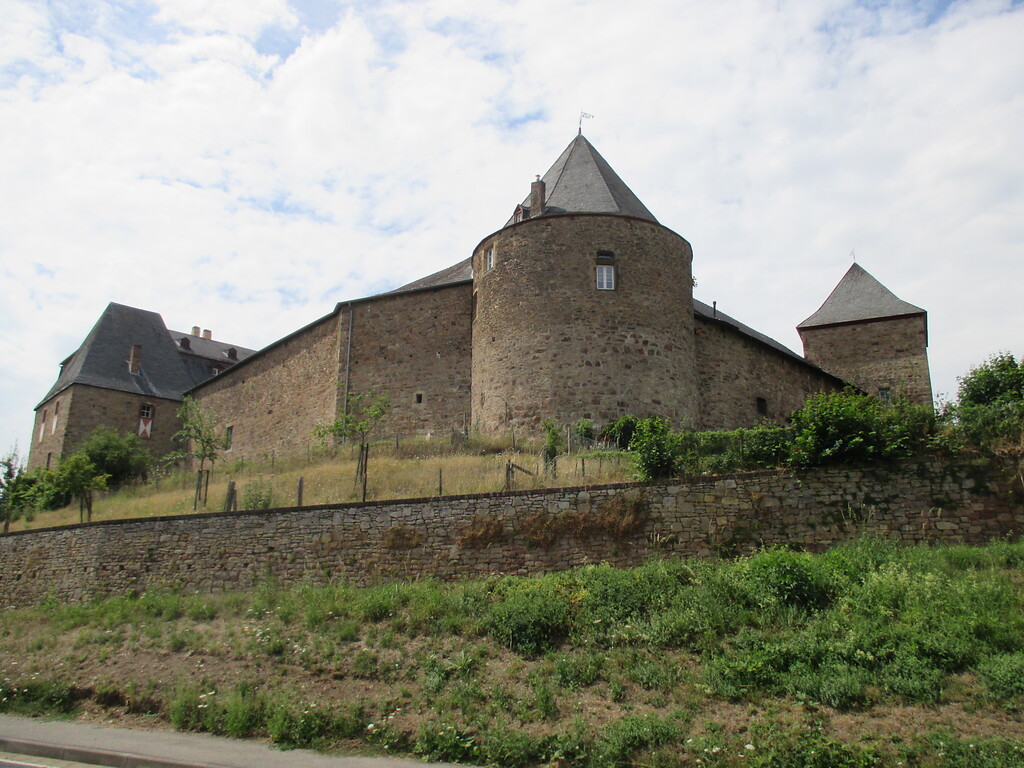 Burg Maubach in Untermaubach mit erhaltener Wehrmauer, Torturm, Eckturm und Flankenturm (2015)