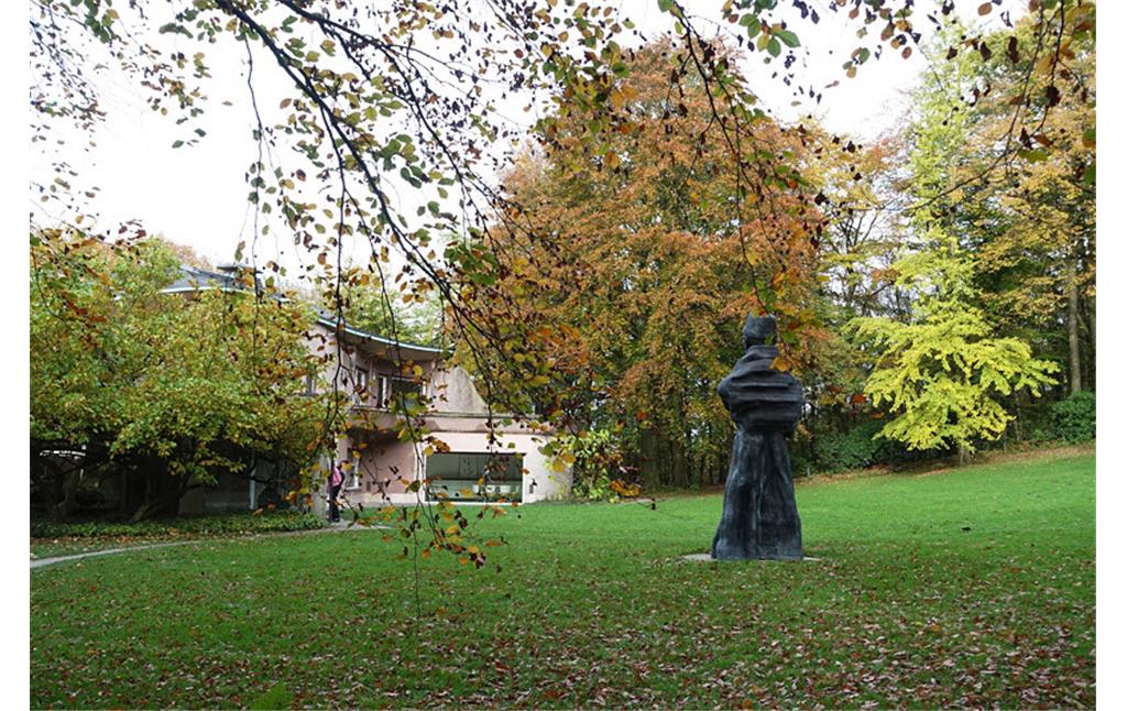 Verschiedene Bronzeskulpturen des Bildhauers Tony Cragg sind im Skulpturenpark Waldfrieden in Wuppertal installiert (um 2010)