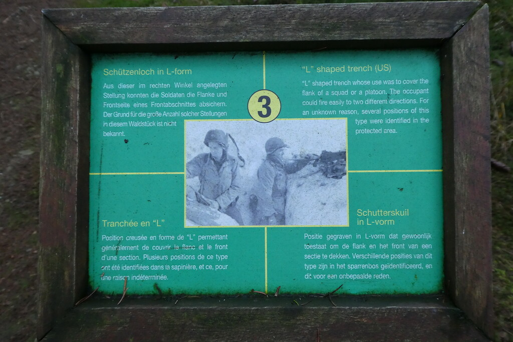 Bild 7: Informationstafel 3 zum Schützenloch bei Hasselpath. Insgesamt umfasst der dortige Rundweg neun Stationen (2019).